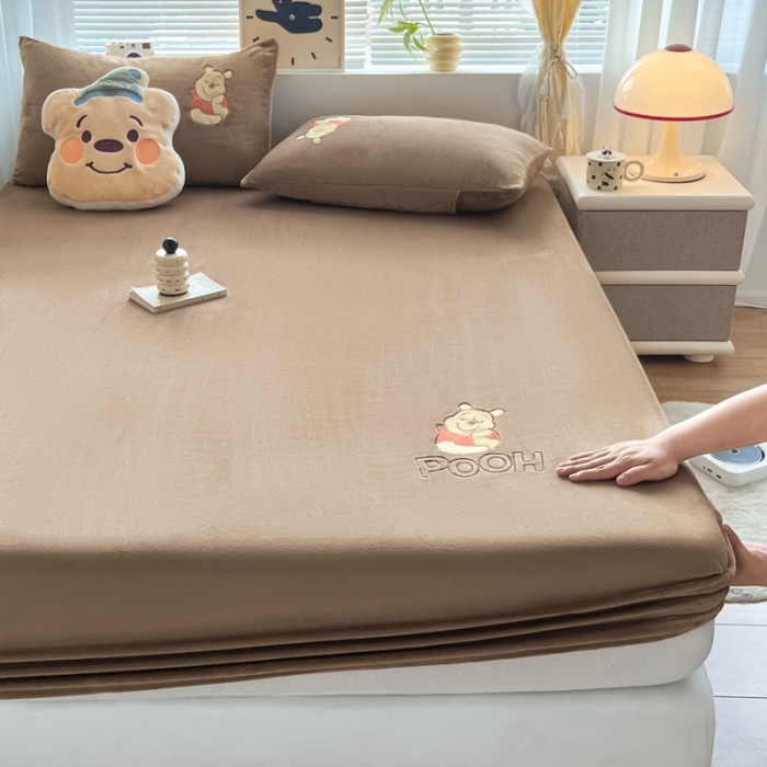 91家纺网 家纺一手货源 找家纺 鑫钰 新款迪士尼刺绣200克牛奶绒床笠单件枕套三件套床垫保护套床罩 小熊维尼