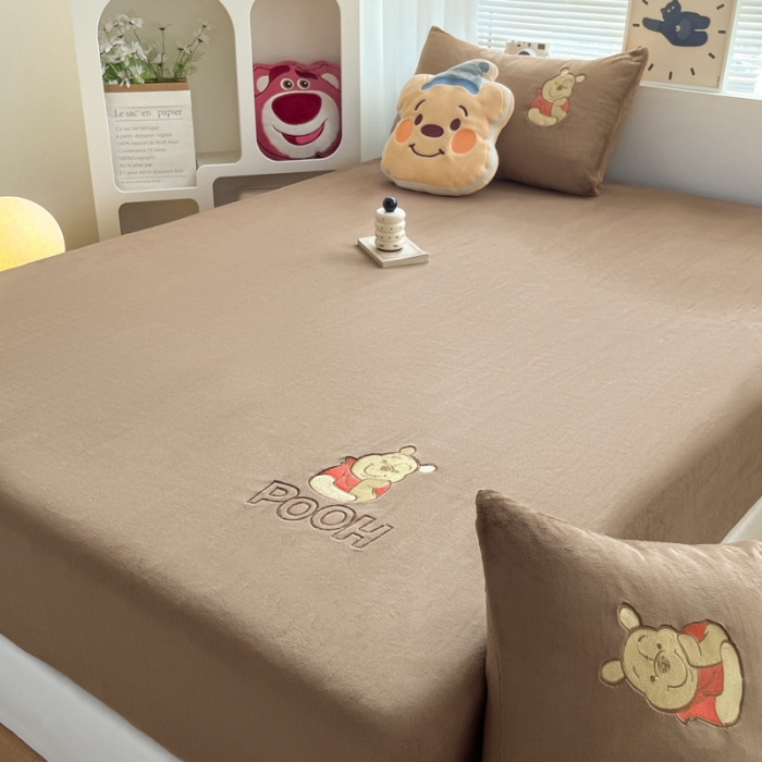 91家纺网 家纺一手货源 找家纺 鑫钰 新款迪士尼刺绣200克牛奶绒床笠单件枕套三件套床垫保护套床罩 小熊维尼