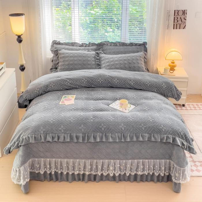 91家纺网 家纺一手货源 找家纺 佰诗特 牛奶绒纯色床盖夹棉三件套立体烂花雕花绒被套蕾丝单床盖加棉四件套 流星花园-灰