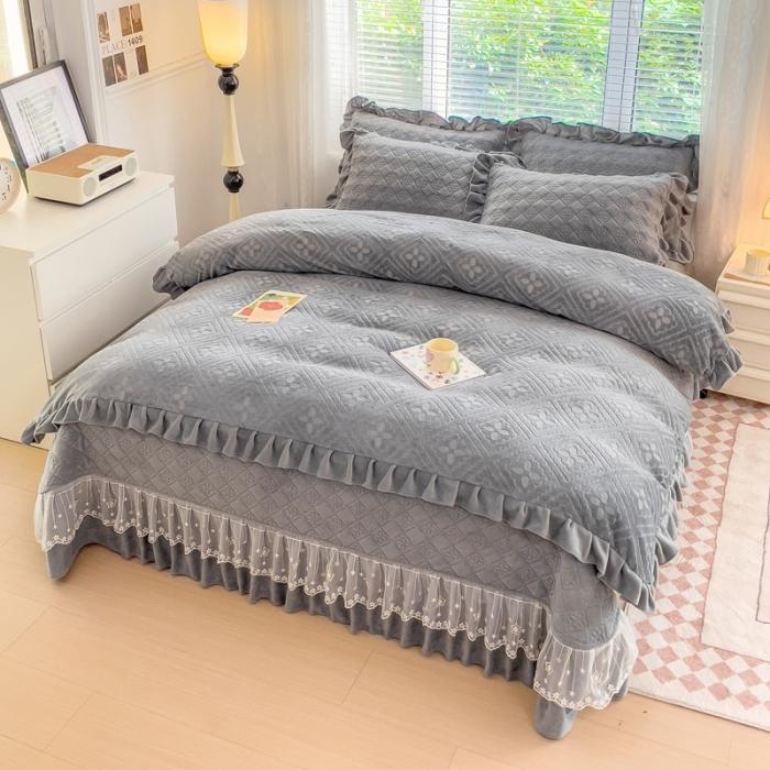 91家纺网 家纺一手货源 找家纺 佰诗特 牛奶绒纯色床盖夹棉三件套立体烂花雕花绒被套蕾丝单床盖加棉四件套 流星花园-灰