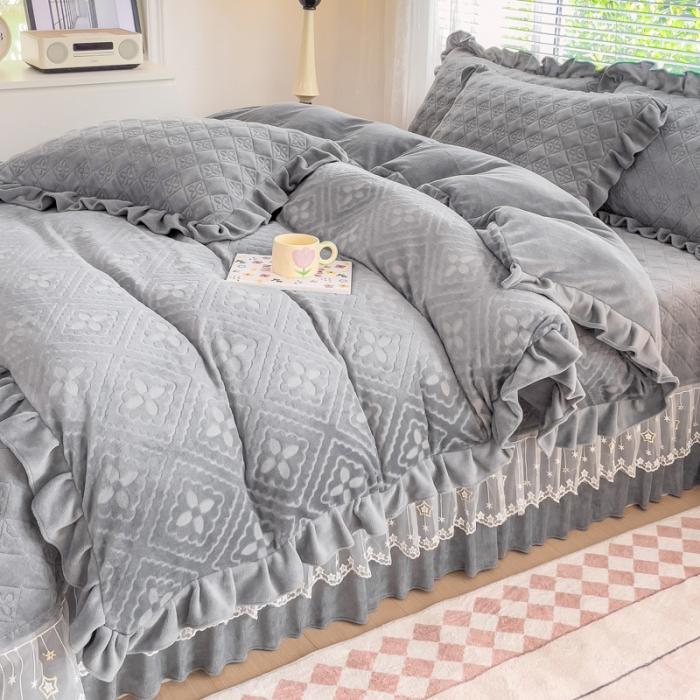91家纺网 家纺一手货源 找家纺 佰诗特 牛奶绒纯色床盖夹棉三件套立体烂花雕花绒被套蕾丝单床盖加棉四件套 流星花园-灰