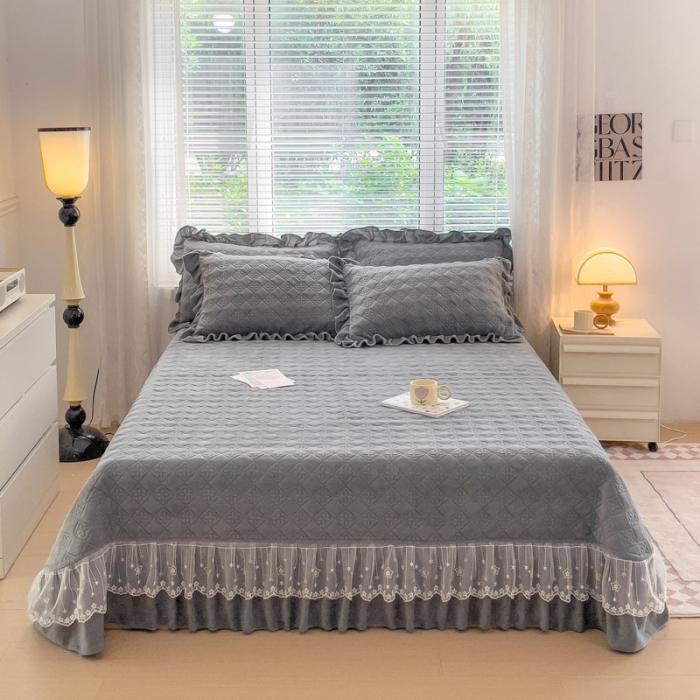 91家纺网 家纺一手货源 找家纺 佰诗特 牛奶绒纯色床盖夹棉三件套立体烂花雕花绒被套蕾丝单床盖加棉四件套 流星花园-灰