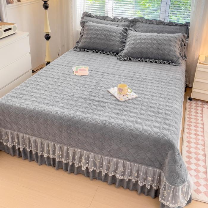 91家纺网 家纺一手货源 找家纺 佰诗特 牛奶绒纯色床盖夹棉三件套立体烂花雕花绒被套蕾丝单床盖加棉四件套 流星花园-灰