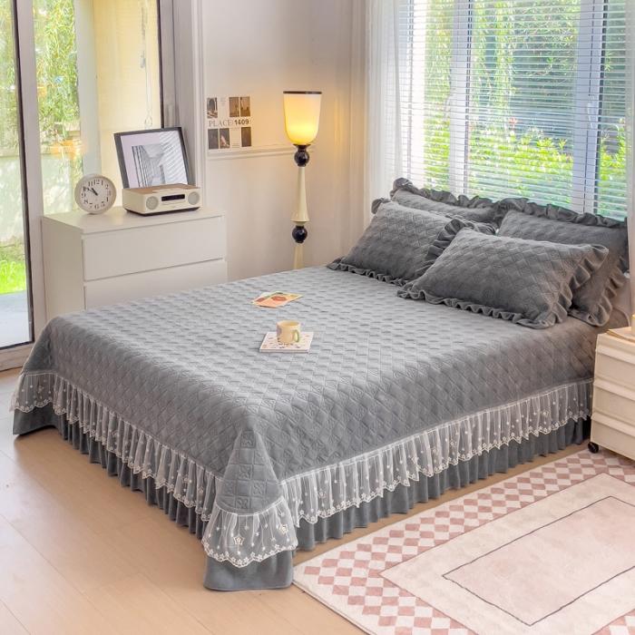 91家纺网 家纺一手货源 找家纺 佰诗特 牛奶绒纯色床盖夹棉三件套立体烂花雕花绒被套蕾丝单床盖加棉四件套 流星花园-灰