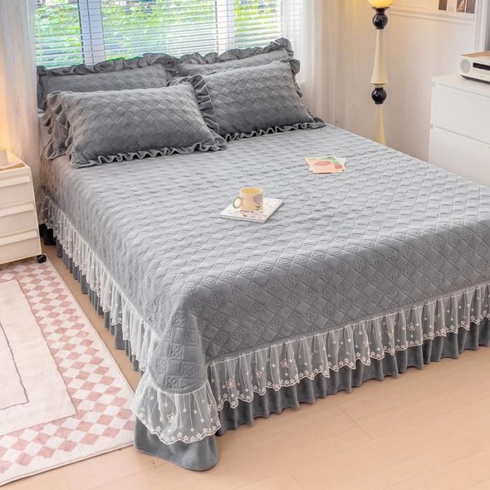 91家纺网 家纺一手货源 找家纺 佰诗特 牛奶绒纯色床盖夹棉三件套立体烂花雕花绒被套蕾丝单床盖加棉四件套 流星花园-灰