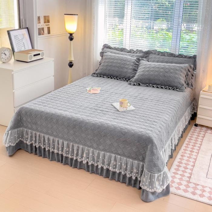 91家纺网 家纺一手货源 找家纺 佰诗特 牛奶绒纯色床盖夹棉三件套立体烂花雕花绒被套蕾丝单床盖加棉四件套 流星花园-灰