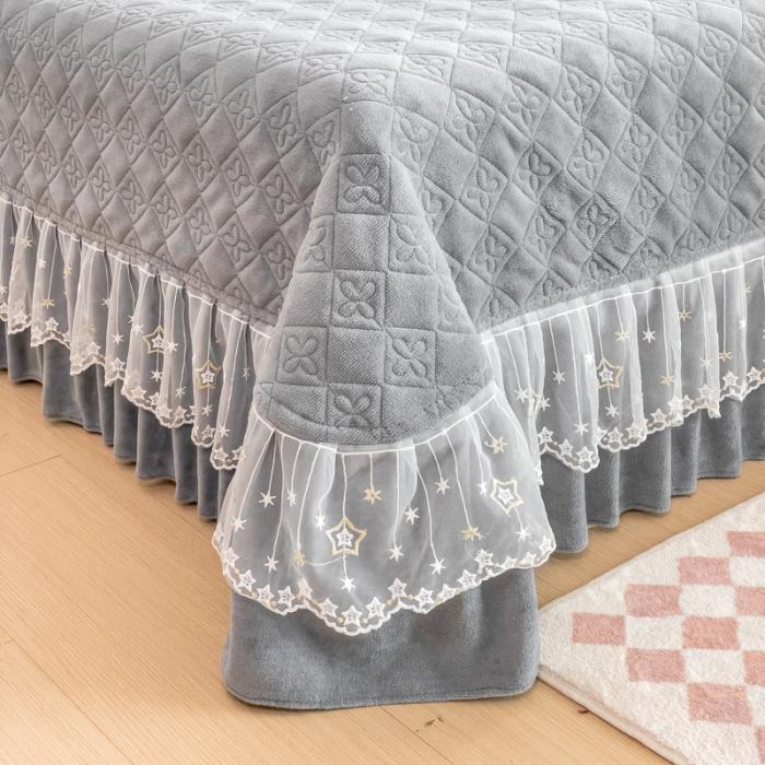 91家纺网 家纺一手货源 找家纺 佰诗特 牛奶绒纯色床盖夹棉三件套立体烂花雕花绒被套蕾丝单床盖加棉四件套 流星花园-灰