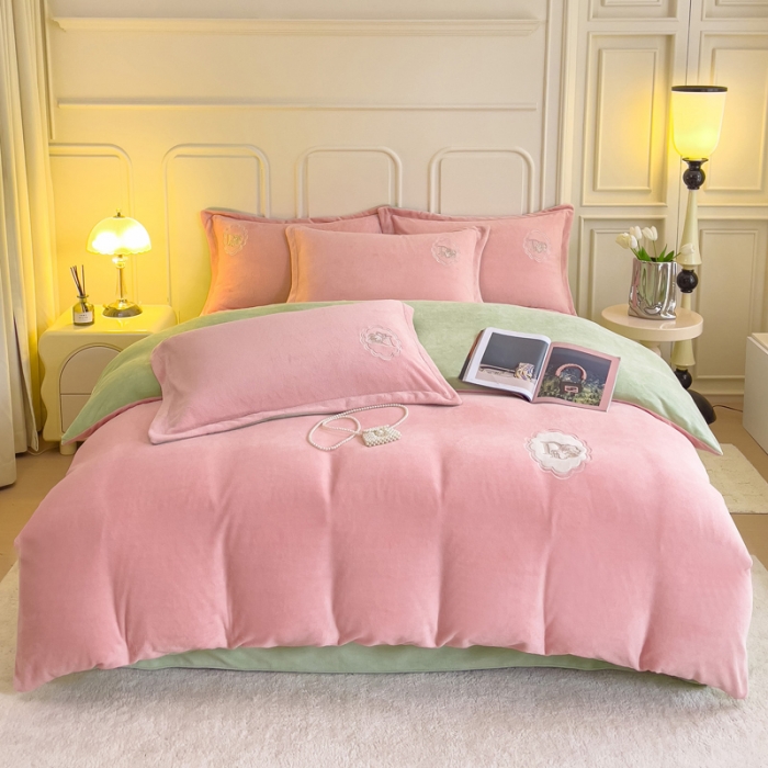 91家纺网 家纺一手货源 找家纺 牛奶绒双拼小香风刺绣贴布绣四件套-戴安娜（含买家秀）戴安娜-蜜桃粉