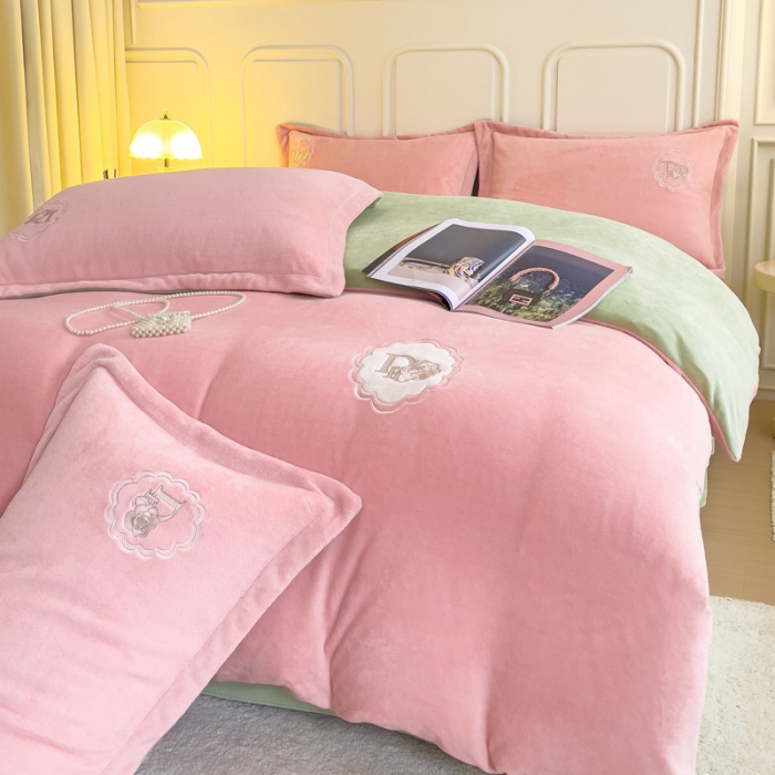 91家纺网 家纺一手货源 找家纺 牛奶绒双拼小香风刺绣贴布绣四件套-戴安娜（含买家秀）戴安娜-蜜桃粉