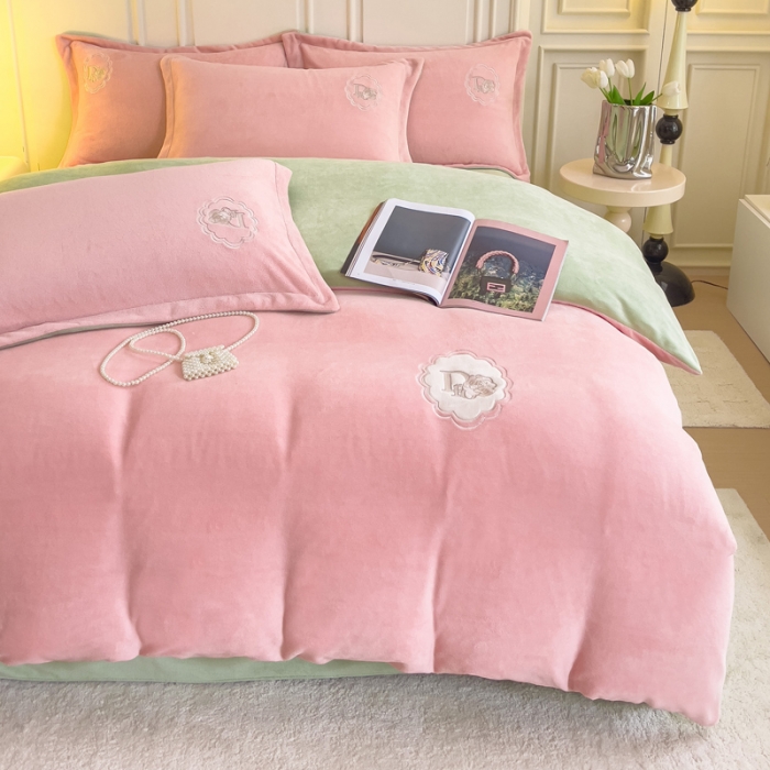 91家纺网 家纺一手货源 找家纺 牛奶绒双拼小香风刺绣贴布绣四件套-戴安娜（含买家秀）戴安娜-蜜桃粉