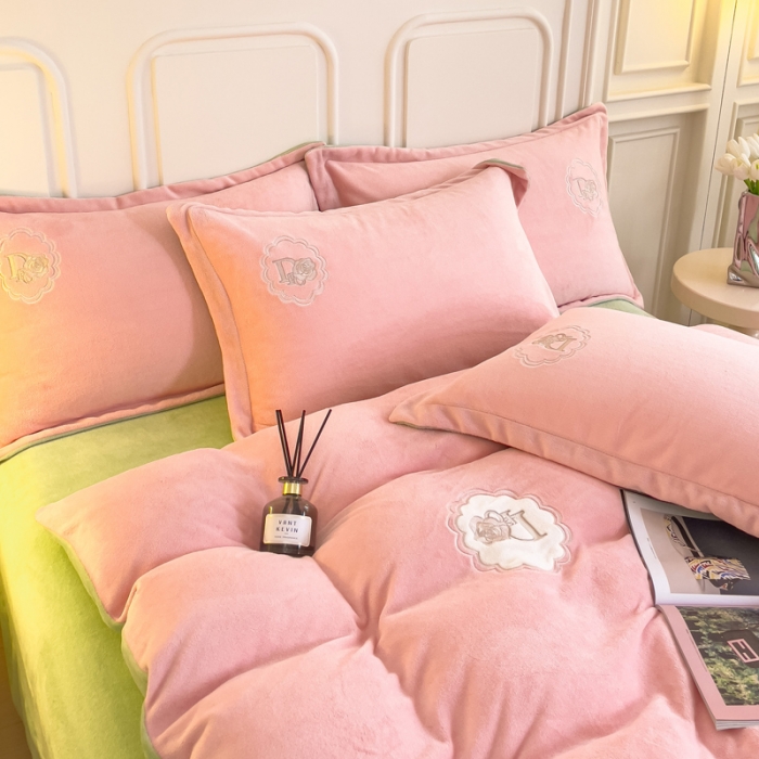 91家纺网 家纺一手货源 找家纺 牛奶绒双拼小香风刺绣贴布绣四件套-戴安娜（含买家秀）戴安娜-蜜桃粉