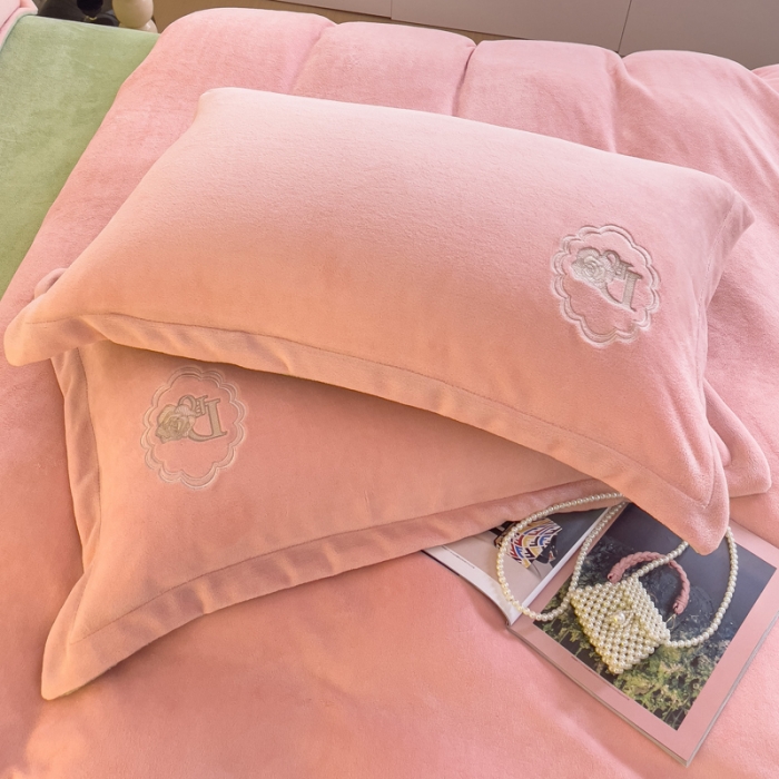 91家纺网 家纺一手货源 找家纺 牛奶绒双拼小香风刺绣贴布绣四件套-戴安娜（含买家秀）戴安娜-蜜桃粉