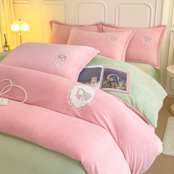 91家纺网 家纺一手货源 找家纺 牛奶绒双拼小香风刺绣贴布绣四件套-戴安娜（含买家秀）戴安娜-蜜桃粉