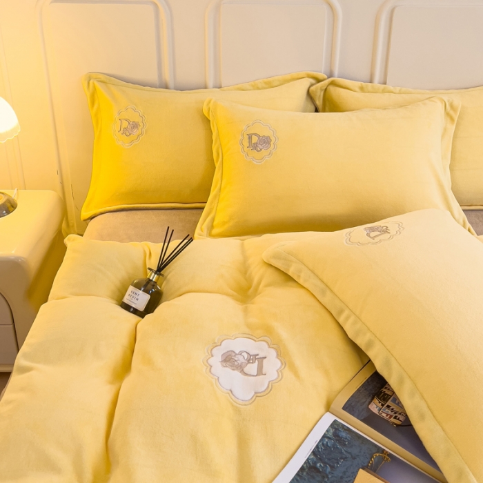 91家纺网 家纺一手货源 找家纺 牛奶绒双拼小香风刺绣贴布绣四件套-戴安娜（含买家秀）戴安娜-柠檬黄