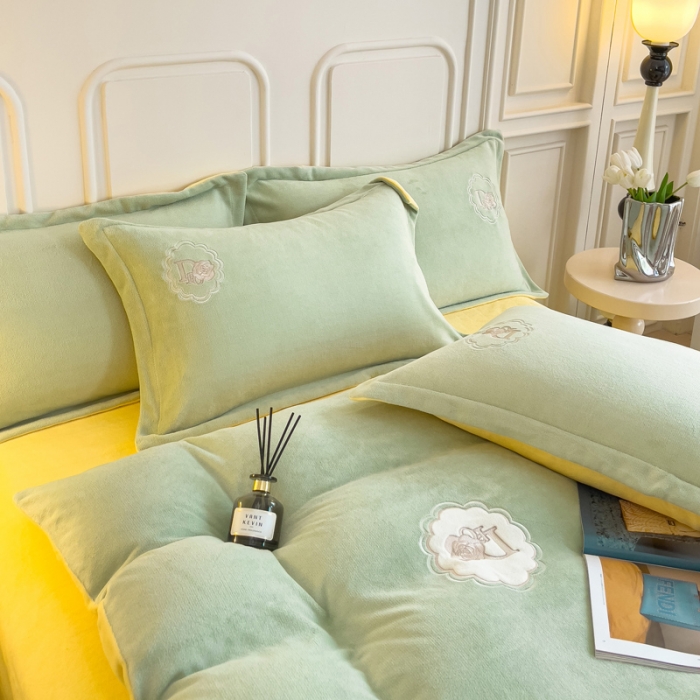 91家纺网 家纺一手货源 找家纺 牛奶绒双拼小香风刺绣贴布绣四件套-戴安娜（含买家秀）戴安娜-牛油果绿