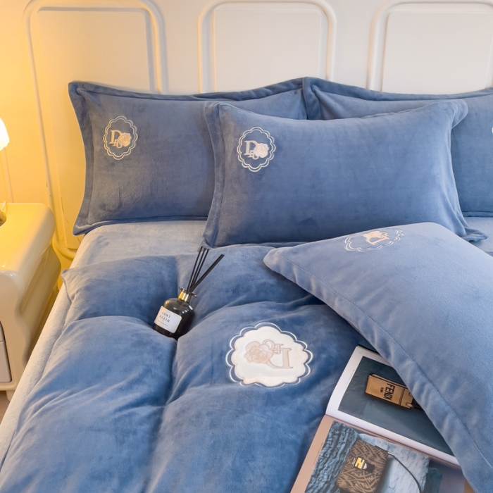 91家纺网 家纺一手货源 找家纺 牛奶绒双拼小香风刺绣贴布绣四件套-戴安娜（含买家秀）戴安娜-星辰蓝