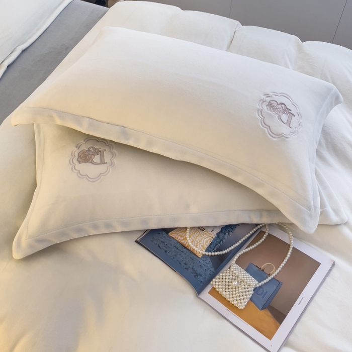 91家纺网 家纺一手货源 找家纺 牛奶绒双拼小香风刺绣贴布绣四件套-戴安娜（含买家秀）戴安娜-月光白