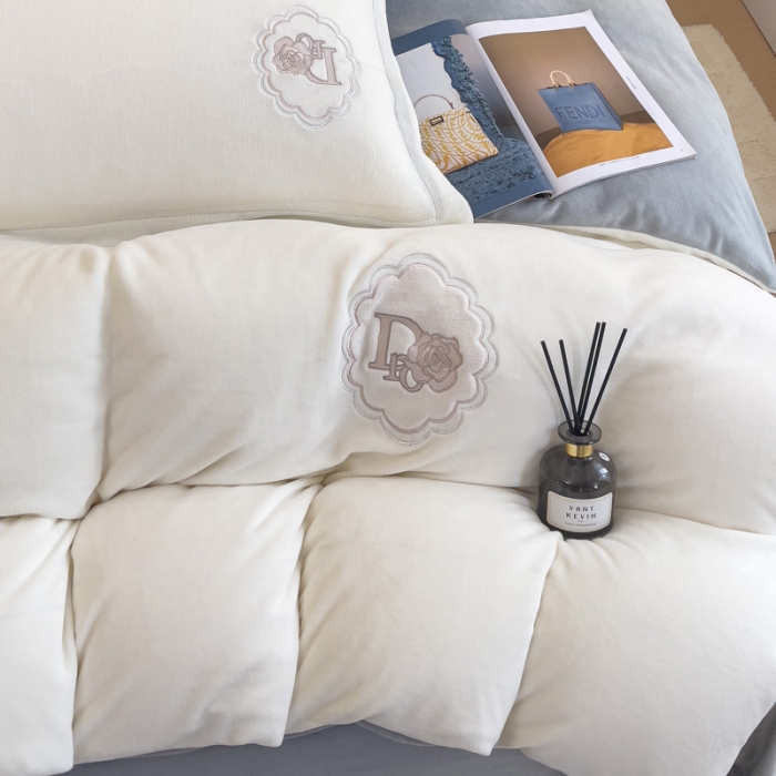 91家纺网 家纺一手货源 找家纺 牛奶绒双拼小香风刺绣贴布绣四件套-戴安娜（含买家秀）戴安娜-月光白