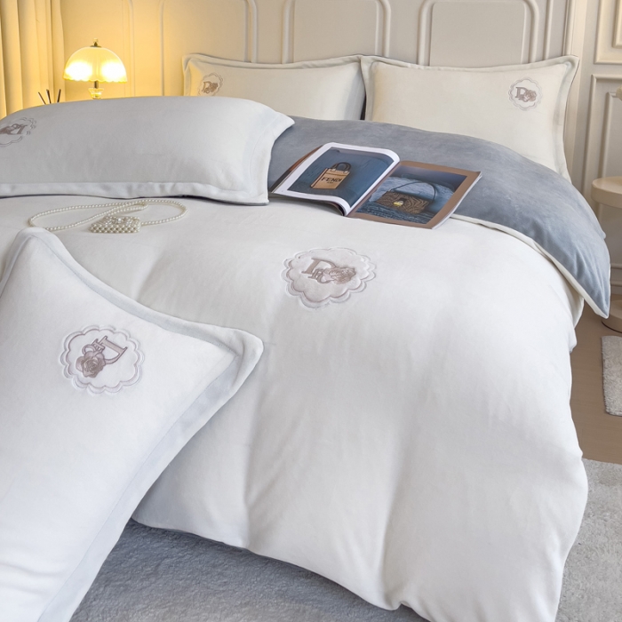 91家纺网 家纺一手货源 找家纺 牛奶绒双拼小香风刺绣贴布绣四件套-戴安娜（含买家秀）戴安娜-月光白