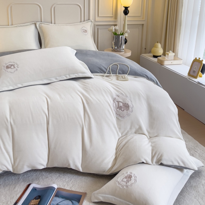 91家纺网 家纺一手货源 找家纺 牛奶绒双拼小香风刺绣贴布绣四件套-戴安娜（含买家秀）戴安娜-月光白