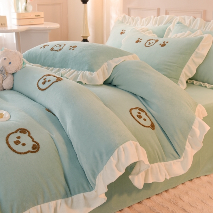 91家纺网 家纺一手货源 找家纺 菲儿家纺 2023新款牛奶绒毛巾绣四件套 哇塞小熊-豆绿