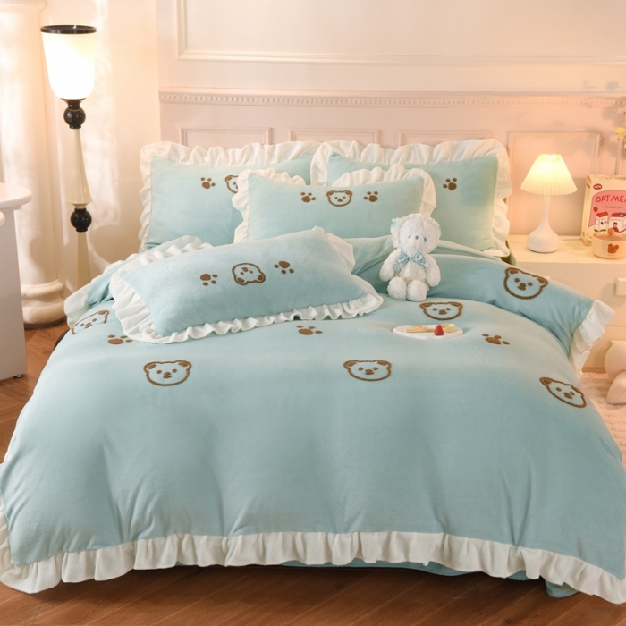 91家纺网 家纺一手货源 找家纺 菲儿家纺 2023新款牛奶绒毛巾绣四件套 哇塞小熊-豆绿