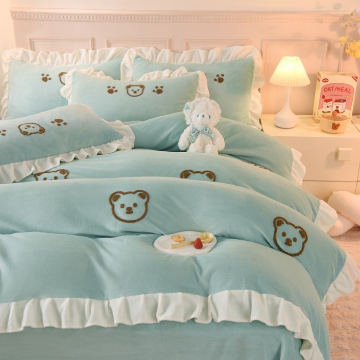 91家纺网 家纺一手货源 找家纺 菲儿家纺 2023新款牛奶绒毛巾绣四件套 哇塞小熊-豆绿