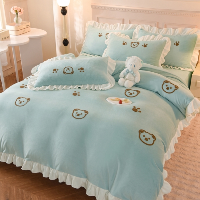 91家纺网 家纺一手货源 找家纺 菲儿家纺 2023新款牛奶绒毛巾绣四件套 哇塞小熊-豆绿