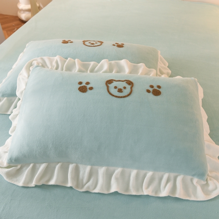 91家纺网 家纺一手货源 找家纺 菲儿家纺 2023新款牛奶绒毛巾绣四件套 哇塞小熊-豆绿