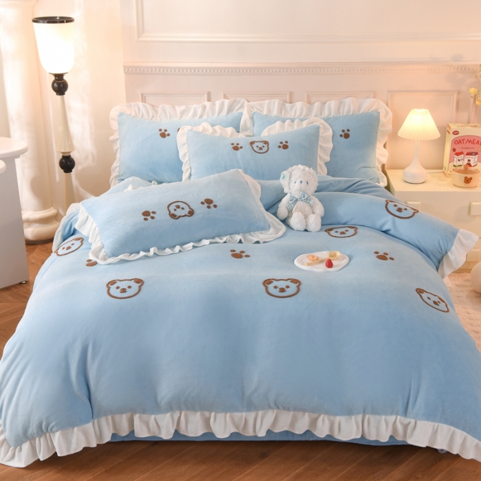 91家纺网 家纺一手货源 找家纺 菲儿家纺 2023新款牛奶绒毛巾绣四件套 哇塞小熊-月光蓝