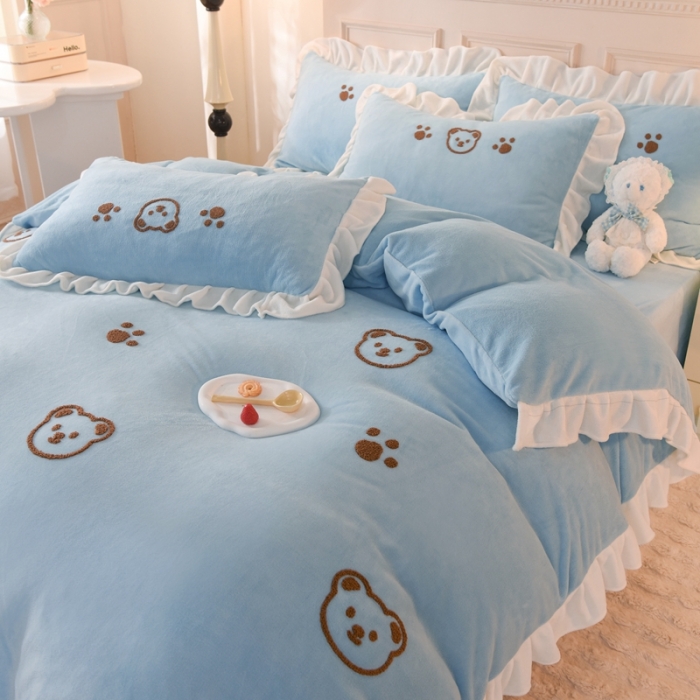 91家纺网 家纺一手货源 找家纺 菲儿家纺 2023新款牛奶绒毛巾绣四件套 哇塞小熊-月光蓝