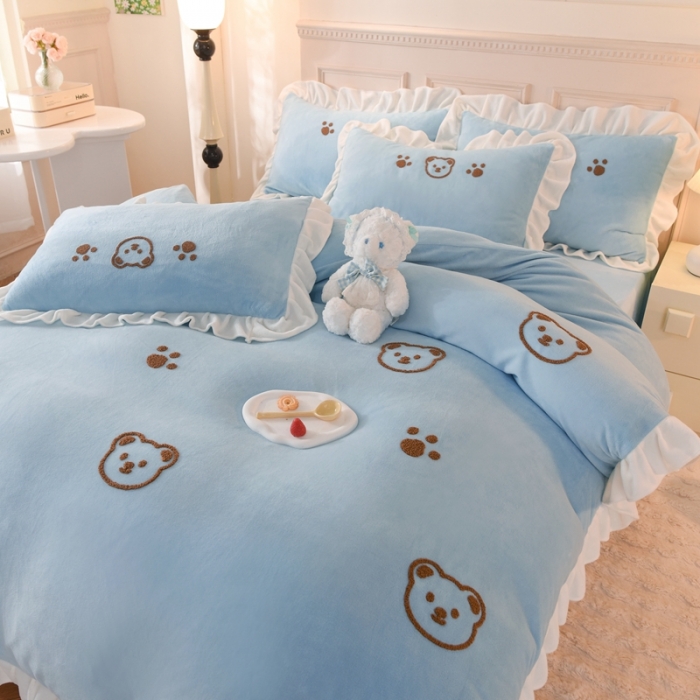 91家纺网 家纺一手货源 找家纺 菲儿家纺 2023新款牛奶绒毛巾绣四件套 哇塞小熊-月光蓝