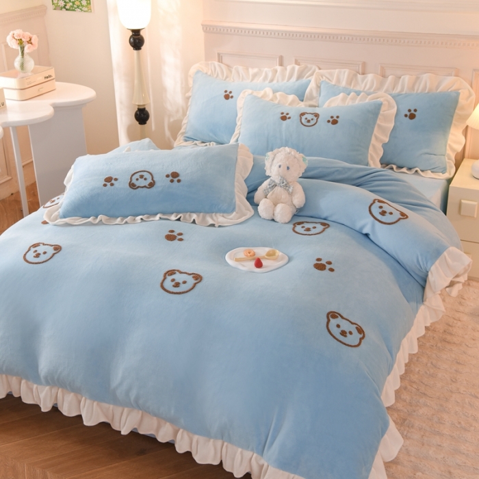 91家纺网 家纺一手货源 找家纺 菲儿家纺 2023新款牛奶绒毛巾绣四件套 哇塞小熊-月光蓝