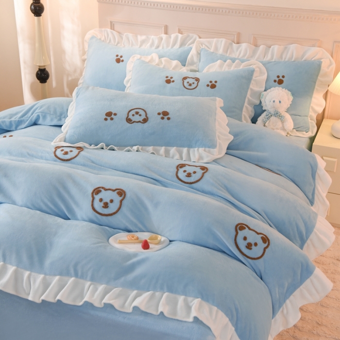 91家纺网 家纺一手货源 找家纺 菲儿家纺 2023新款牛奶绒毛巾绣四件套 哇塞小熊-月光蓝
