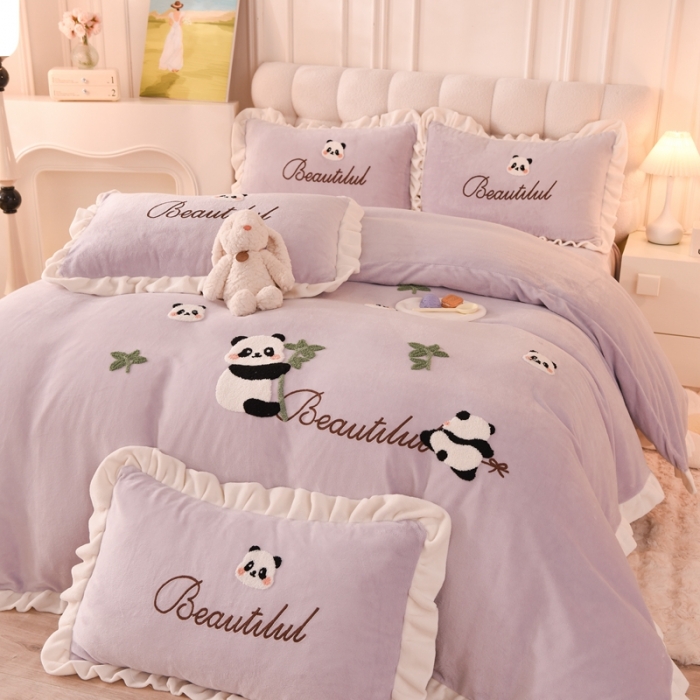 91家纺网 家纺一手货源 找家纺 菲儿家纺 2023新款牛奶绒毛巾绣四件套 小熊猫-芋泥紫