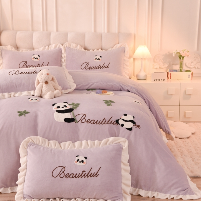 91家纺网 家纺一手货源 找家纺 菲儿家纺 2023新款牛奶绒毛巾绣四件套 小熊猫-芋泥紫