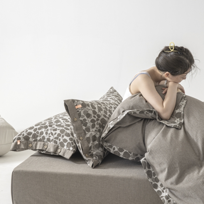 91家纺网 家纺一手货源 找家纺 安莱生活 2023新款A类简约棉麻树叶拼边四件套 棉麻拼边纽扣款-浅灰