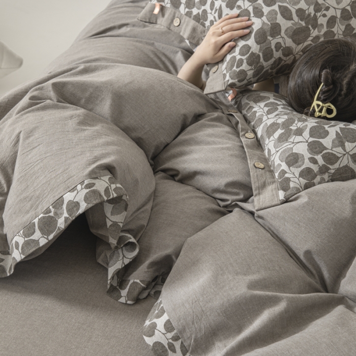 91家纺网 家纺一手货源 找家纺 安莱生活 2023新款A类简约棉麻树叶拼边四件套 棉麻拼边纽扣款-浅灰