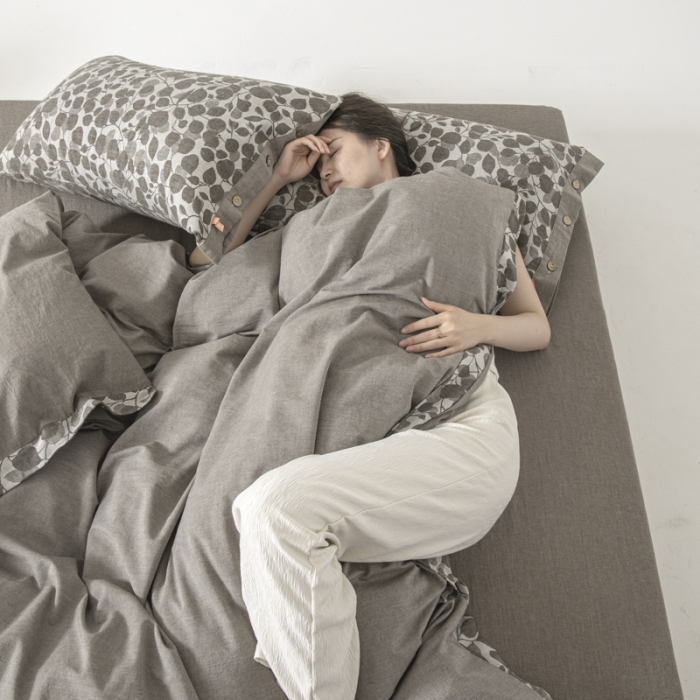 91家纺网 家纺一手货源 找家纺 安莱生活 2023新款A类简约棉麻树叶拼边四件套 棉麻拼边纽扣款-浅灰