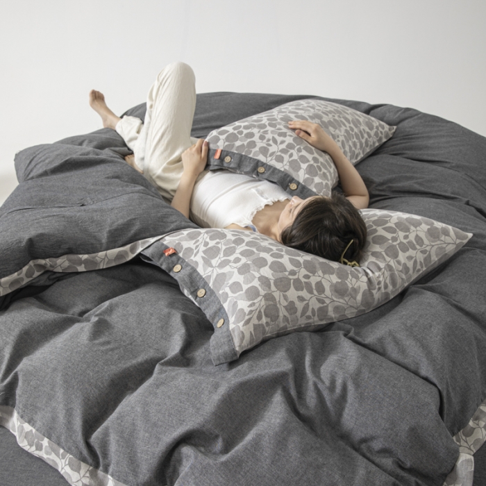 91家纺网 家纺一手货源 找家纺 安莱生活 2023新款A类简约棉麻树叶拼边四件套 棉麻拼边纽扣款-深灰