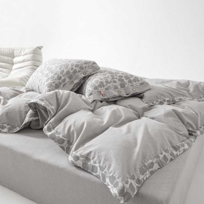 91家纺网 家纺一手货源 找家纺 安莱生活 2023新款A类简约棉麻树叶拼边四件套 棉麻拼边纽扣款-银灰