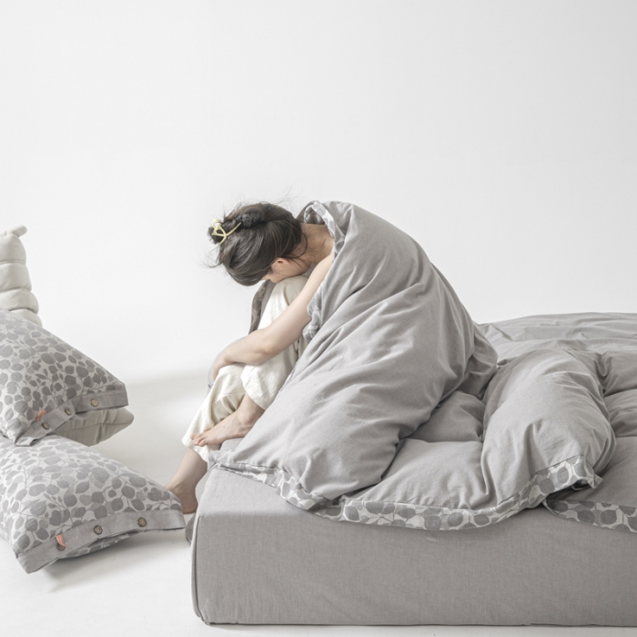 91家纺网 家纺一手货源 找家纺 安莱生活 2023新款A类简约棉麻树叶拼边四件套 棉麻拼边纽扣款-银灰