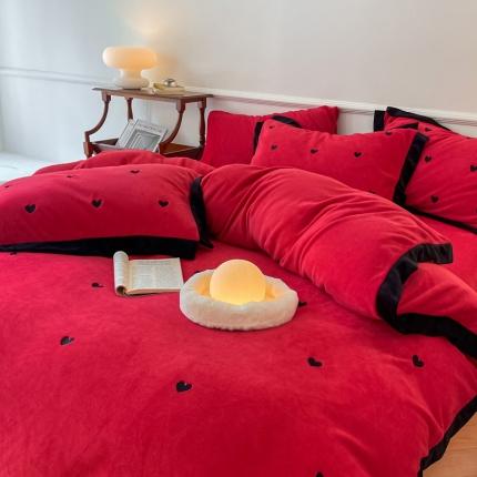 91家纺网 家纺一手货源 找家纺 （总）卡巴伦 2023新款爱心A类230g牛奶绒刺绣拼边工艺款四件套