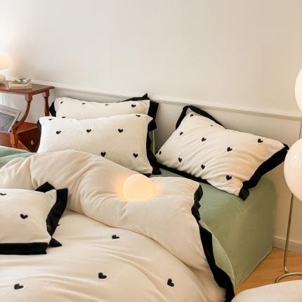 91家纺网 家纺一手货源 找家纺 （总）卡巴伦 2023新款爱心A类230g牛奶绒刺绣拼边工艺款四件套