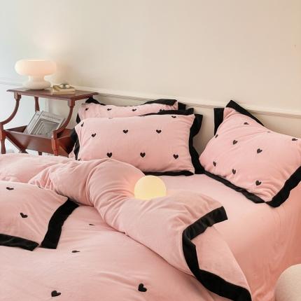 91家纺网 家纺一手货源 找家纺 （总）卡巴伦 2023新款爱心A类230g牛奶绒刺绣拼边工艺款四件套