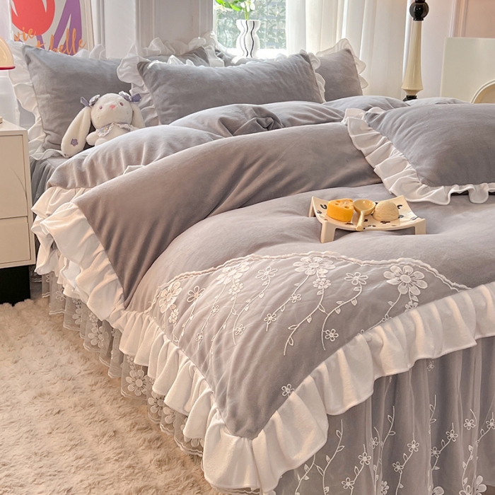 91家纺网 家纺一手货源 找家纺 唐人居 2025新款加厚牛奶绒蕾丝花边四件套-花颜 花颜-浅灰