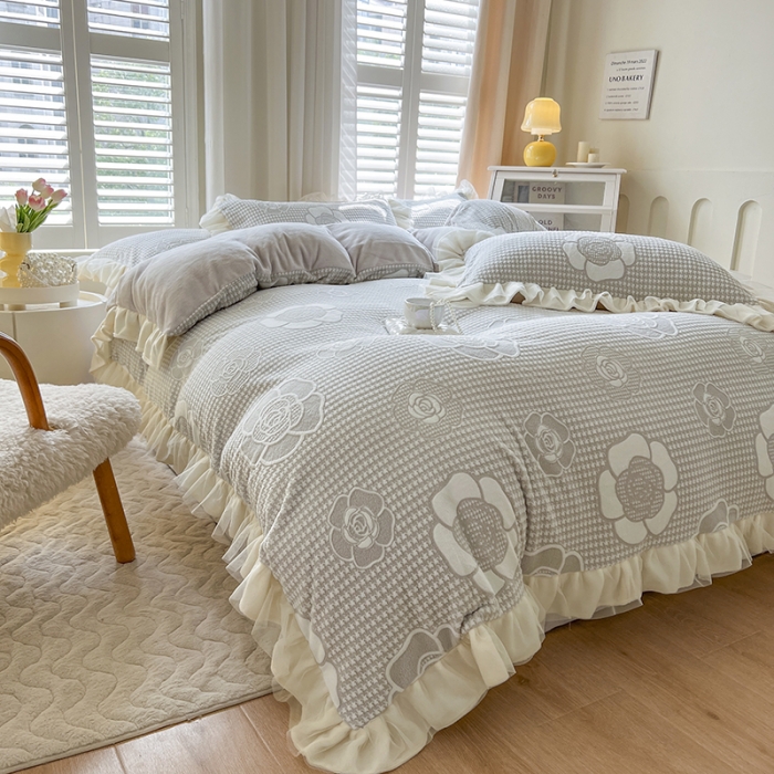 91家纺网 家纺一手货源 找家纺 麒豆豆 2023新款立体花边雕花牛奶绒四件套直播爆款 倾心花语-紫灰