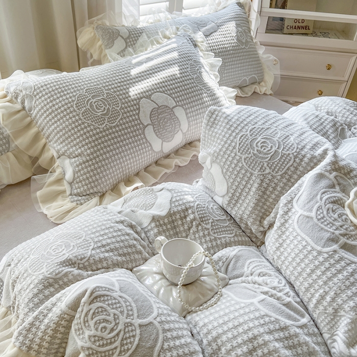 91家纺网 家纺一手货源 找家纺 麒豆豆 2023新款立体花边雕花牛奶绒四件套直播爆款 倾心花语-紫灰