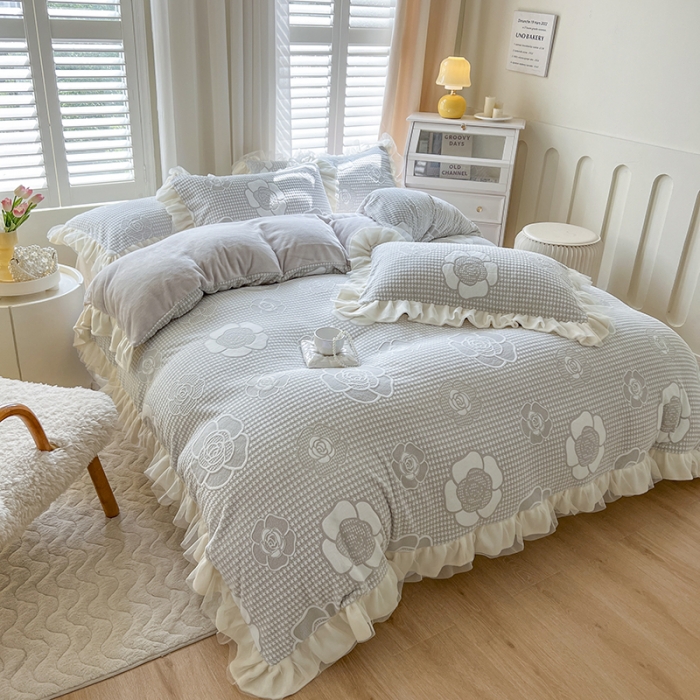 91家纺网 家纺一手货源 找家纺 麒豆豆 2023新款立体花边雕花牛奶绒四件套直播爆款 倾心花语-紫灰