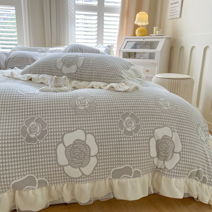 91家纺网 家纺一手货源 找家纺 麒豆豆 2023新款立体花边雕花牛奶绒四件套直播爆款 倾心花语-紫灰